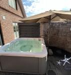 Wellnessbereich mit Aussendusche Warm und Kaltwasser